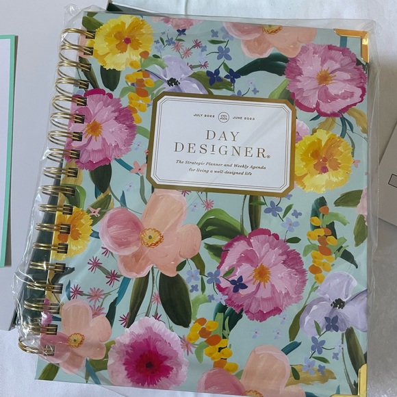 Day Designer 2022-23 Weekly Planner: Enchanted - Picture 6 of 6